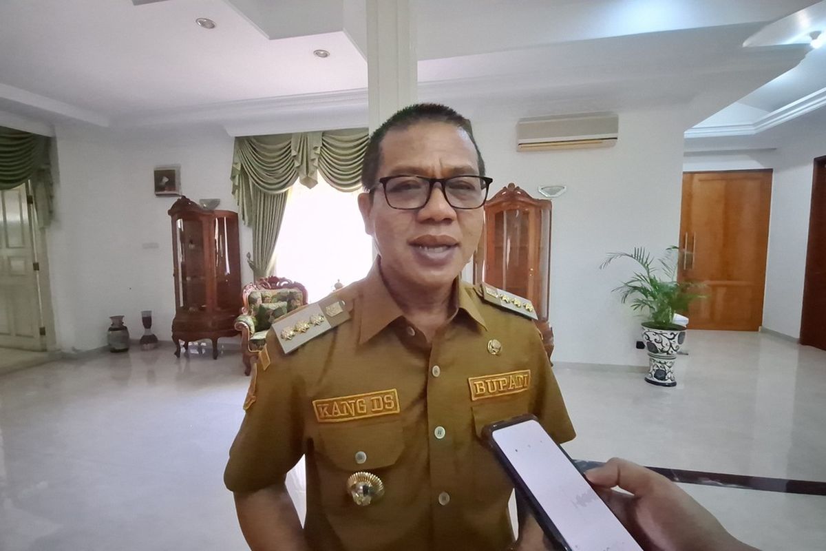 Bupati Bandung Dadang Supriatna saat diwawancarai di Rumah Dinasnya di Soreang terkait pemulangan warga Ciparay yang terjebak tak bisapulang di Sorong Papua, Senin (6/4/2026)