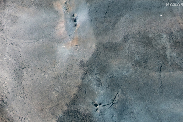 Gambar dari citra satelit Maxar memperlihatkan enam lubang di situs nuklir Iran di Fordo atau Fordow, setelah serangan Amerika Serikat menggunakan bom GBU-57 Massive Ordnance Penetrator (MOP), Minggu (22/6/2025).