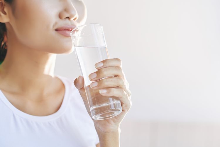 Ilustrasi minum air putih. Komponen utama tubuh kita adalah air. Minum air putih setiap hari memiliki banyak manfaat, seperti membantu membuat limbah dan mengontrol berat badan.