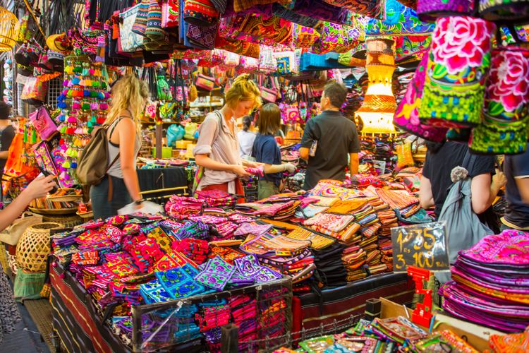 Wisatawan berbelanja di Pasar Chatuchak, salah satu tempat beli oleh-oleh murah di Bangkok, Thailand