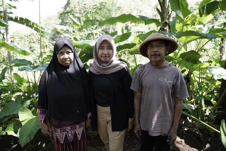 Refi Nurani Nurohmah bersama kedua orang tuanya Satiran dan Surminah. (Foto dokumentasi Humas UGM)