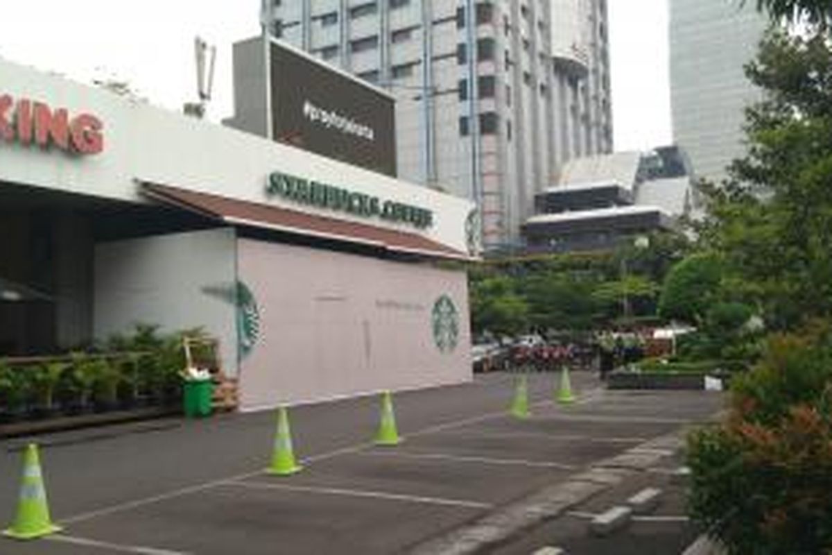 Starbucks Skyline masih pasang tulisan #prayforjakarta seminggu setelah teror bom terjadi, Kamis (21/1/2016). 