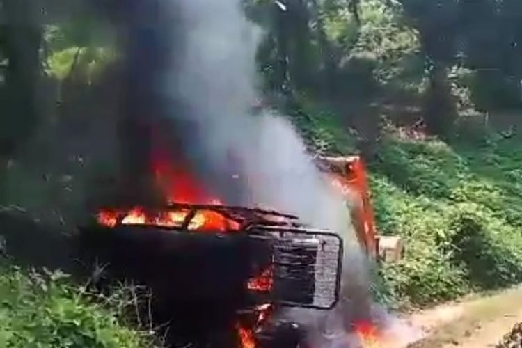 Tangkapan layar warga membakar tiga alat berat di lokasi diduga penambangan emas ilegal di Desa Batu Kerbau, Kecamatan Pelepat, Kabupaten Bungo, Jambi