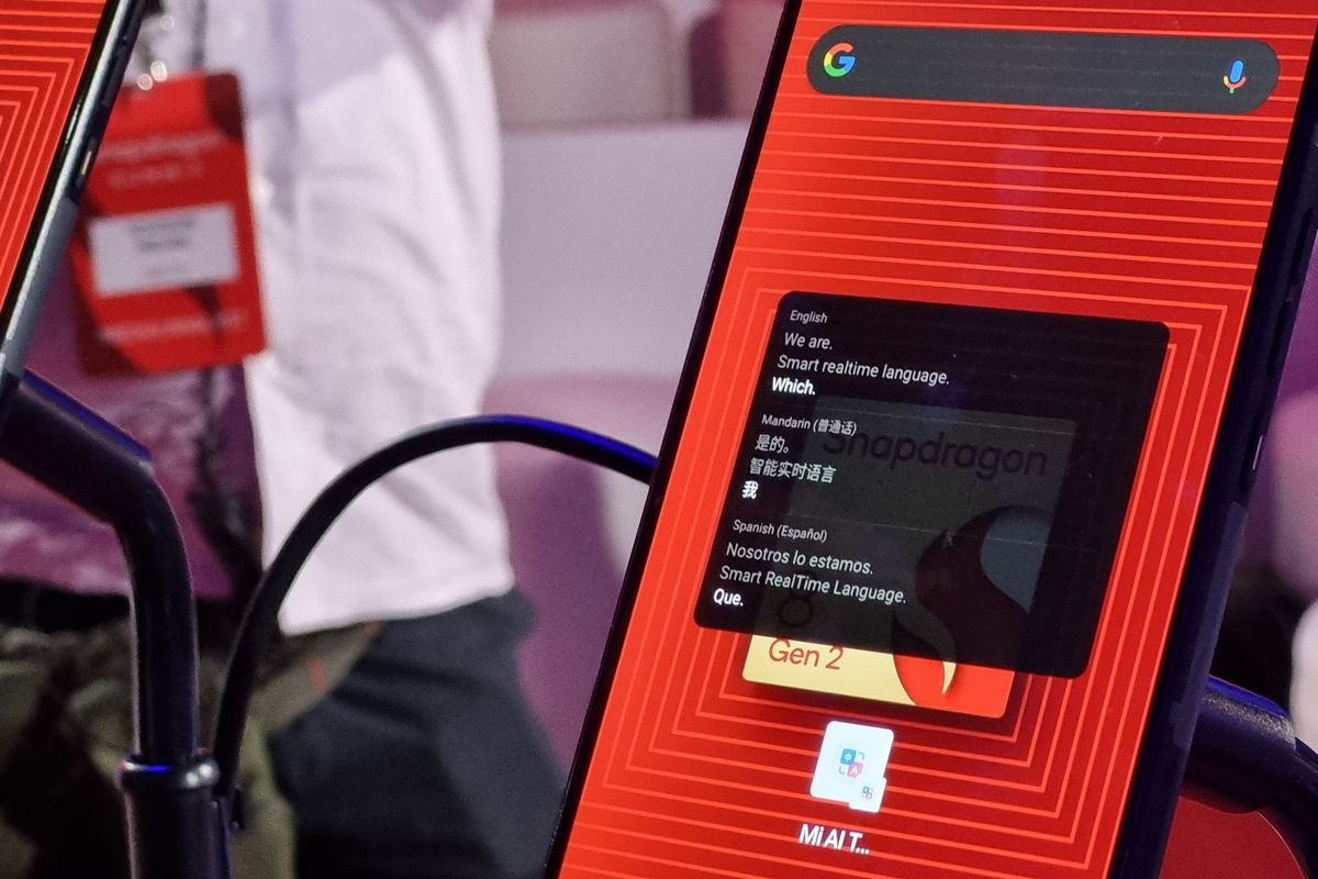 Demonstrasi Qualcomm untuk menunjukkan kemampuan fitur Snapdragon Smart dengan cognitive AI yang dapat mendeteksi suara dan tulisan. Dalam demo ini, sebuah aplikasi khusus bisa mendeteksi suara dalam bahasa Inggris yang kemudian diubah menjadi teks yang diterjemahkan ke dalam dua bahasa secara bersamaan, yakni bahasa China dan Spanyol.