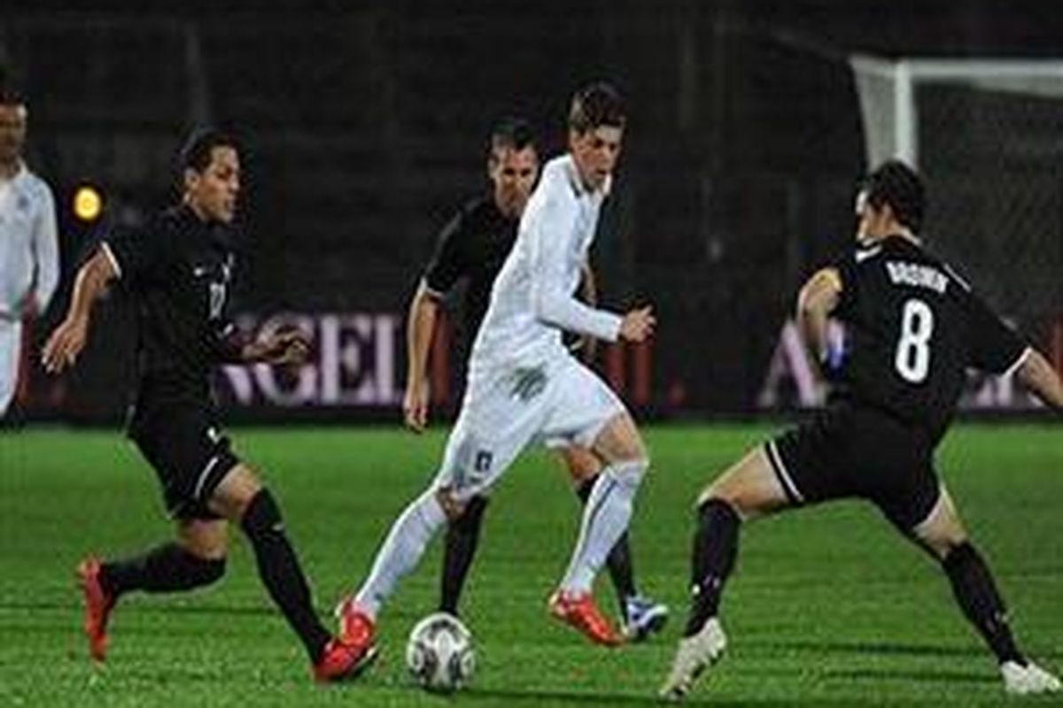 Pemain Selandia Baru, Chris Kille (kiri) dan Tim Brown (kanan), mencoba mengadang laju defender Italia, Davide Santon. Italia nyaris kalah sebelum menang 4-3.