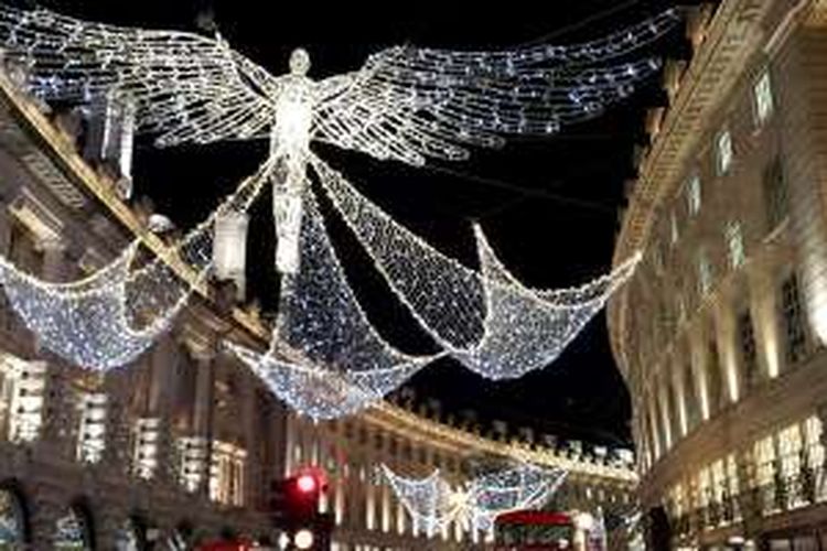 Jalan-jalan utama di London berhias lampu menyambut Natal. 