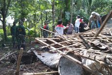 Rumah Ambruk Saat Hujan Tengah Malam, Nenek Painah Selamat karena Belum Tidur