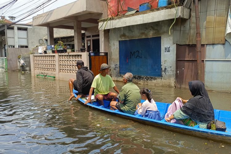 Banjir Bojongsoang Bandung: 1 Rumah Roboh, Ratusan Warga Antre Perahu untuk Beraktivitas