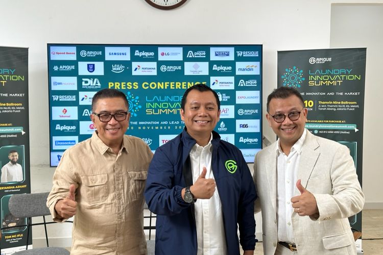 CEO of Top Coach Indonesia, Tom Mc Ifle (kanan); Founder of Yahya & Yahya, Helmy Yahya (kiri); dan Founder & CEO of Apique Group, Apik Primadya (tengah) dalam jumpa pers Laundry Innovation Summit 2024 di Jakarta pada Rabu (20/11/2024).