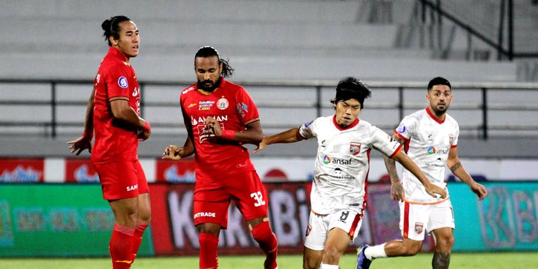 Laga lanjutan Liga 1 antara Persija Jakarta vs Borneo FC di Stadion Kapten I Wayan Dipta, Gianyar, Bali, Kamis (10/3/2022).