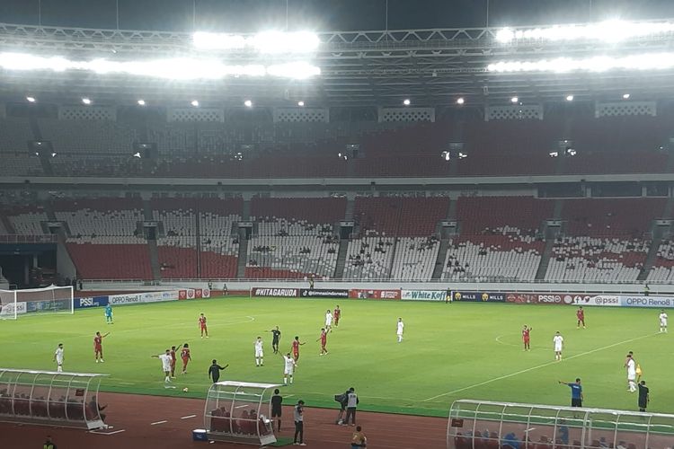 Pelatih timnas U22 Indonesia, Indra Sjafri, tampak memberikan arahan saat anak-anak asuhannya berjuang melawan Lebanon dalam laga uji coba intenasional di Stadion Utama Gelora Bung Karno (SUGBK) Senayan, Jakarta, pada Jumat (14/4/2023) malam WIB.