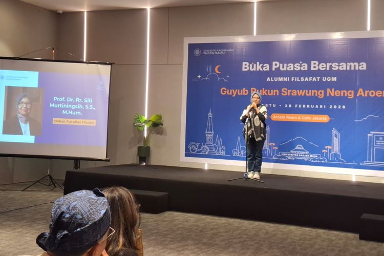 Dekan Fakultas Filsafat Prof Dr Rr Siti Murtiningsih SS MHum saat menyampaikan testimoni John Tobing, pencipta Lagu Darah Juang dalam acara Bukber Filsafat UGM di Aroem Resto & Ballrom Jakarta, Sabtu (28/1/2026) malam. 