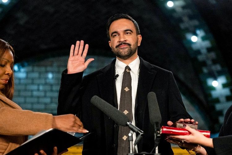 Zohran Mamdani dilantik sebagai walikota New York City ke-112 oleh Jaksa Agung New York Letitia James (kiri), bersama istrinya Rama Duwaji (kanan), di bekas stasiun kereta bawah tanah Balai Kota pada 1 Januari 2026 di New York City. 