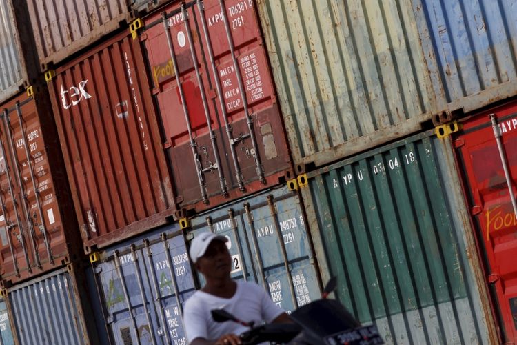Buruh melintasi kontainer di kawasan Pelabuhan Sunda Kelapa, Jakarta, Rabu (13/9/2017). Buruh angkut di pelabuhan ini mendapat upah Rp 7.000 perton. 