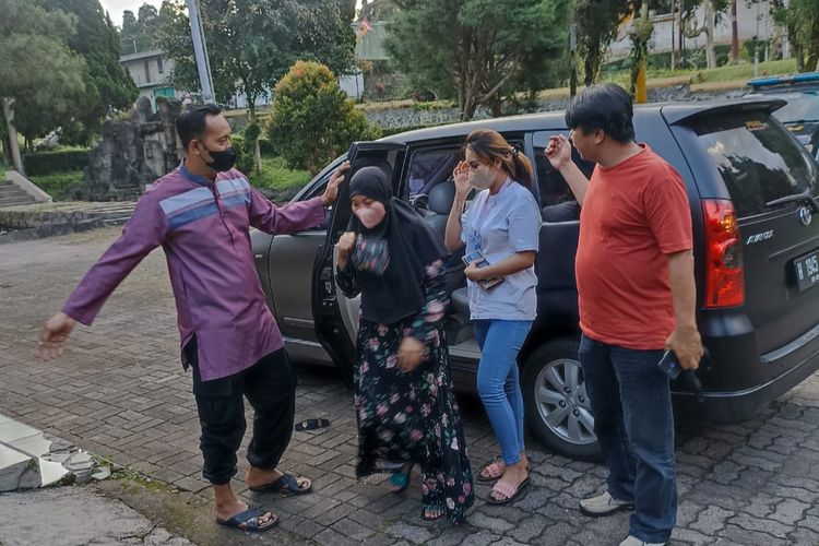Dua pemandu karaoke di Bandungan digelandang karena melakukan pengeroyokan.