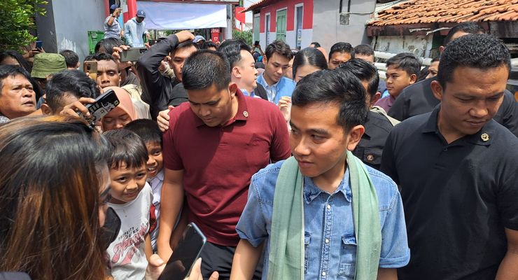 Gibran Bagikan Buku ke Anak-anak Saat Blusukan di Jakut