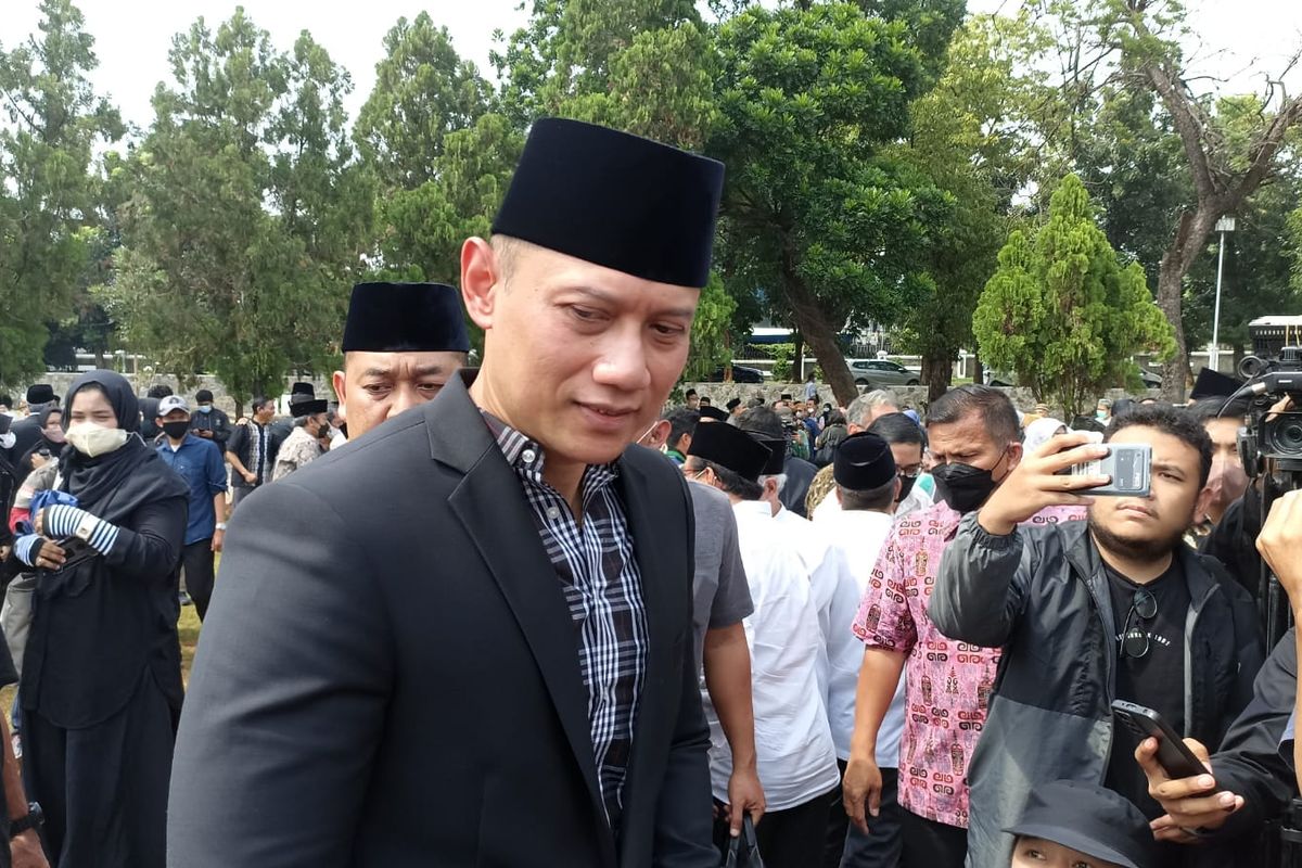 Ketua Umum (Ketum) Partai Demokrat, Agus Harimurti Yudhoyono (AHY) saat menghadiri pemakaman Ketua Dewan Pers Azyumardi Azra di Taman Makam Pahlawan (TMP) Kalibata, Jakarta Selatan, Selasa (20/9/2022).  