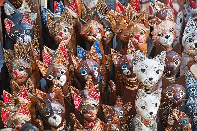 Oleh-oleh khas Bali berbentuk patung kucing yang bisa dibeli di toko oleh-oleh dan pasar seni.