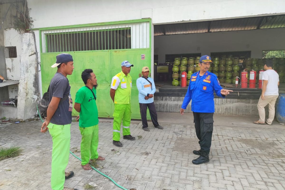 Foto: Kasubag Damkar Situbondo Dayat (kemeja biru)