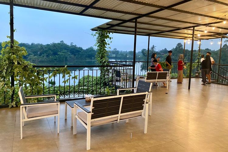 Kafe lantai dua dengan view danau di Jasmine Park, Tangerang, Banten. 
