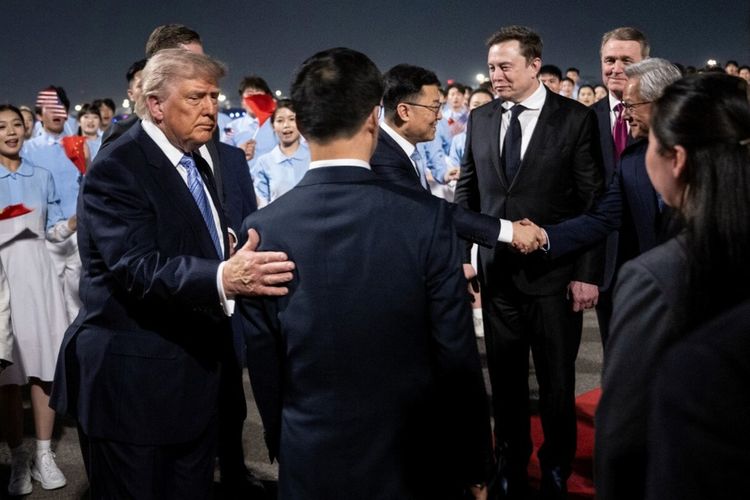 Presiden AS Donald J. Trump dan anggota delegasinya, termasuk CEO Tesla dan SpaceX Elon Musk dan Presiden dan CEO Nvidia Jensen Huang, disambut oleh Wakil Presiden China Han Zheng dan lainnya saat mereka tiba di Bandara Internasional Ibu Kota Beijing pada 13 Mei 2026. 