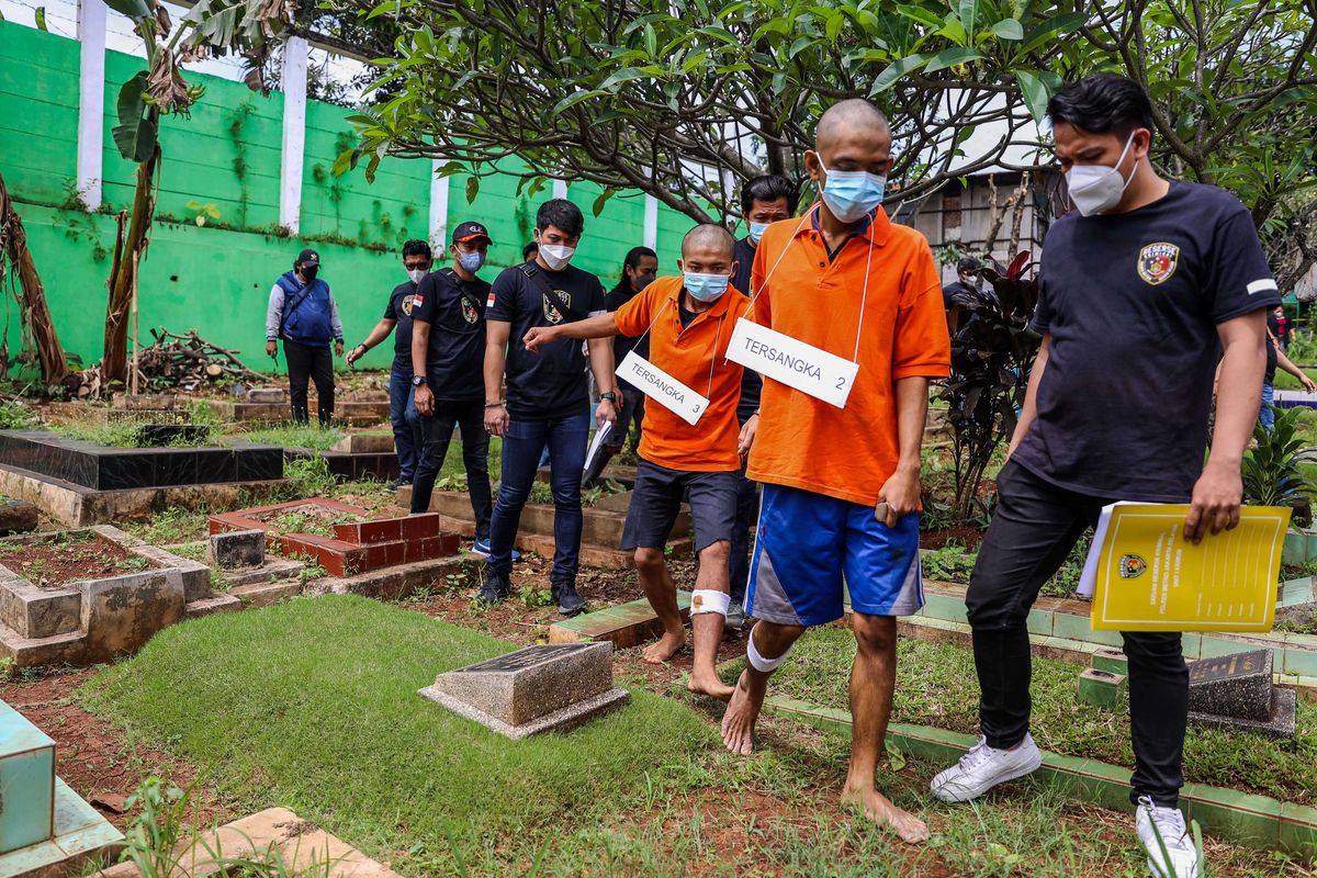 Polisi menggelar rekonstruksi kasus pembunuhan yang dialami oleh seorang koki, VF (22) di Tempat Pemakaman Umum Chober, Ulujami, Pesanggrahan, Jakarta Selatan, Kamis (24/2/2022). Sebelum kasus terkuak dan para pelaku ditangkap, korban VF ditemukan tewas bersimbah darah dan luka tusuk pada Kamis sekitar pukul 05.10 WIB.