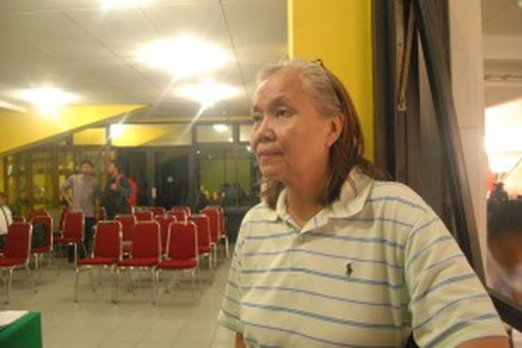 Pelatih tim anggar Indonesia, Gloria Florence Hehanussa (Rita Piri), mengawasi atlet-atletnya pada Kejuaraan Nasional (Kejurnas) Anggar di GOR Pertamina Simprug, Jakarta Selatan, Jumat (28/6/2013).