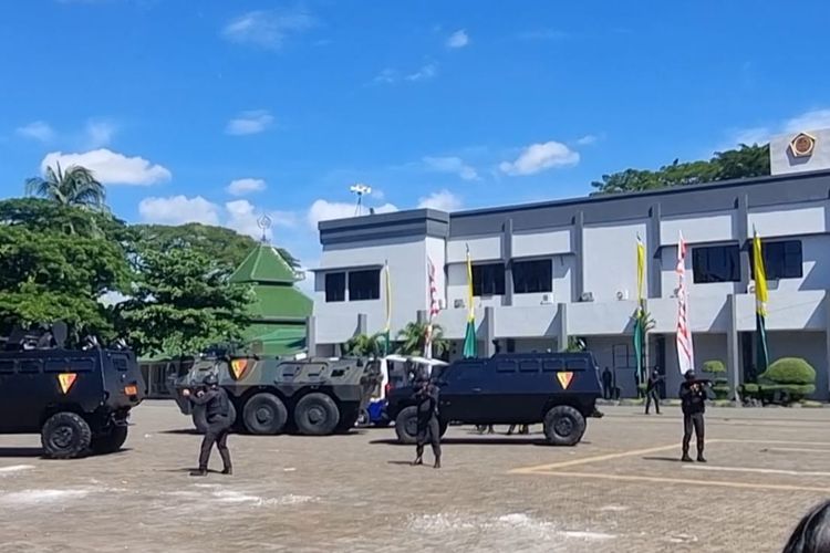 Paspampres melakukan aksi simulasi pengamanan presiden, wakil presiden, dan tamu-tamu VVIP di Lapangan Tembak Setia Waspada, Mako Paspampres, Jakarta, Sabtu (7/1/2023).