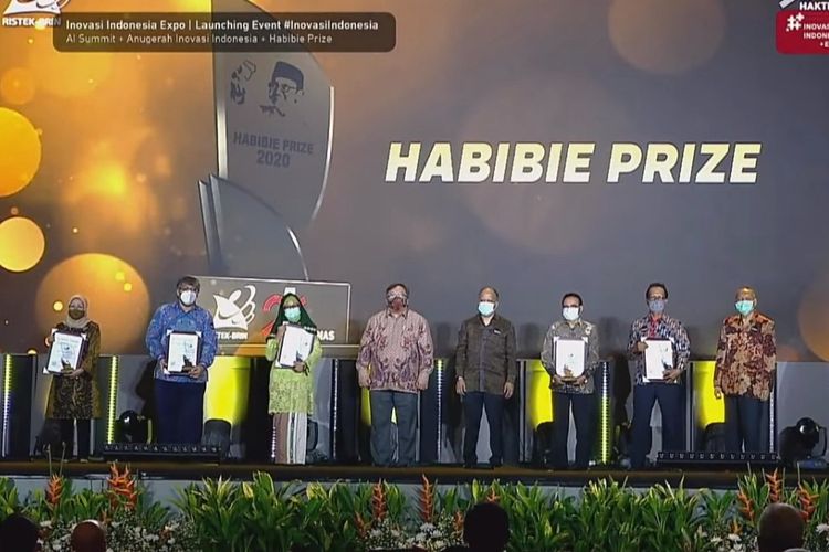Menristek Bambang Brodjonegoro didampingi Ilham Habibie foto bersama penerima Habibie Prize 2020.