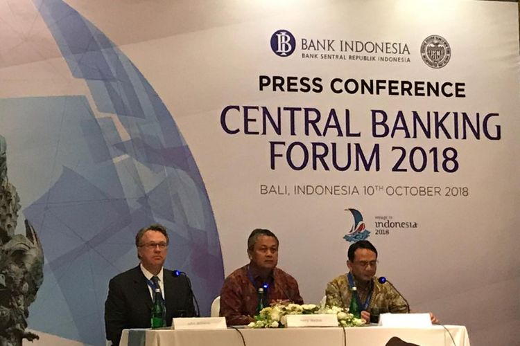 Suasana konferensi pers Central Banking Forum 2018 sebagai rangkaian acara Pertemuan Tahunan IMF-Bank Dunia di Hotel Conrad, Tanjung Benoa, Rabu (10/10/2018). Para narasumber (kiri ke kanan) Presiden Federal Reserve Cabang New York John Williams, Gubernur Bank Indonesia Perry Warjiyo, dan Direktur Eksekutif Departemen Komunikasi BI Agusman.