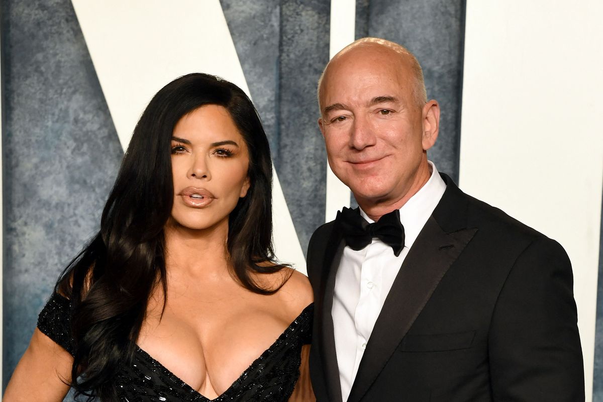 BEVERLY HILLS, CALIFORNIA - MARCH 12: Lauren Sanchez and Jeff Bezos attend the 2023 Vanity Fair Oscar Party Hosted By Radhika Jones at Wallis Annenberg Center for the Performing Arts on March 12, 2023 in Beverly Hills, California.   Jon Kopaloff/Getty Images for Vanity Fair/AFP (Photo by Jon Kopaloff / GETTY IMAGES NORTH AMERICA / Getty Images via AFP)