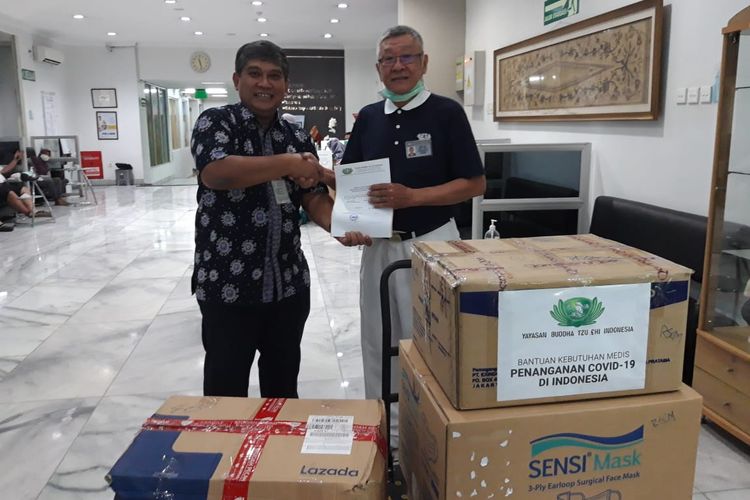 Kepala Bagian Pemasaran RSCM dr. Ananto menerima bantuan sebanyak 4.000 masker dan 100 baju isolasi dari Yayasan Budha Tzu Chi. 
