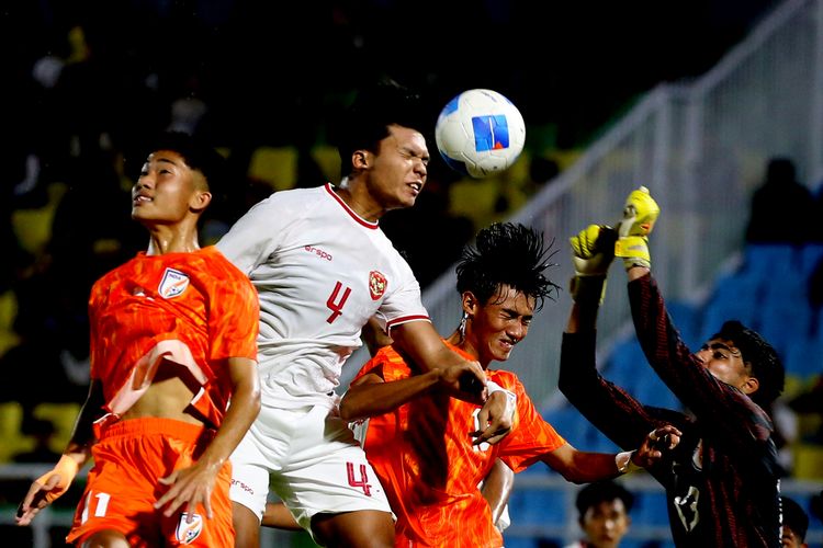 Pemain Timnas U20 Indonesia Kadek Arel duel udara dengan pemain India pada laga ketiga turnamen internasional U20 Challenge Series 2025 yang berakhir dengan skor 4-0 di Stadion Gelora Delta Sidoarjo, Kamis (30/1/2025) malam.