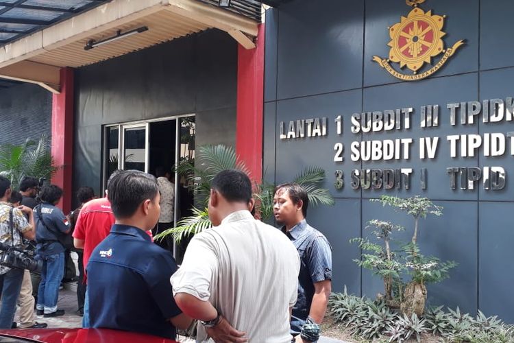 Puluhan wartawan bergerombol di depan salah satu pintu masuk gedung Ditreskrimsus Polda Jawa Timur, Jumat (15/3/2019) siang, pasca kabar OTT ketua umum partai politik oleh KPK.