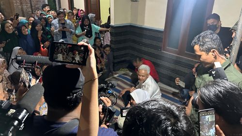 Ganjar Menginap di Rumah Guru Honorer di Tegal, Disambut dan Dijamu Warga