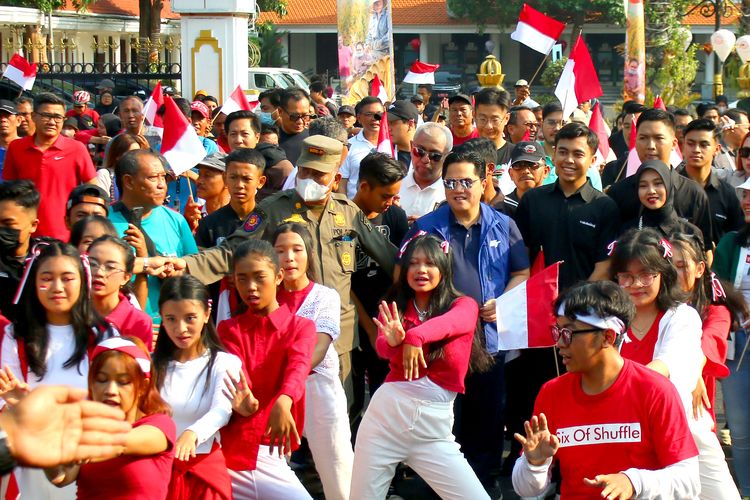 Ketua Umum PSSI Erick Thohir saat menghadiri Trophy Experience Piala Dunia U17 2023 Indonesia yang digelar di kota ke-3, Surabaya, Minggu (29/10/2023) pagi.