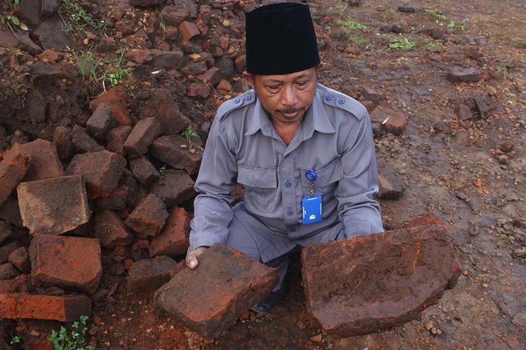 Bongkahan batu bata diduga bekas bangunan pura masa Kerajaan Majapahit yang ditemukan di lokasi pembangunan Jalan Tol Pandaan-Malang seksi 5 kilometer ke-37 Desa Sekarpuro, Kecamatan Pakis, Kabupaten Malang, Jumat (8/3/2019). Batu bata dan benda purbakala lainnya juga ditemukan berserakan di lokasi tersebut.