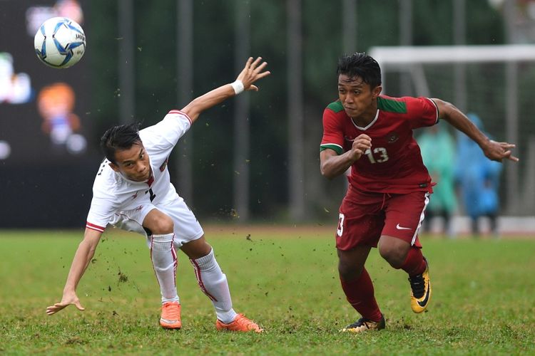 Pesepak bola Timnas U-22 Indonesia Febri Hariyadi (kanan) dan pesepak bola Timnas U-22 Myanmar Nan Wai Min mengejar bola pada laga perebutan medali perunggu sepak bola SEA Games XXIX di Stadion Majlis Perbandaran Selayang, Kuala Lumpur, Malaysia, Selasa (29/8/2017). Timnas sepak bola U-22 Indonesia menyumbang medali perunggu setelah menang 3-1 atas Myanmar.