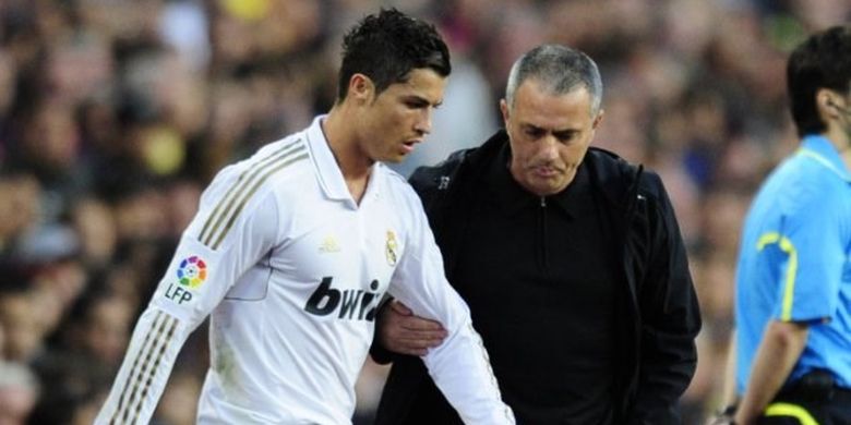 Penyerang Real Madrid, Cristiano Ronaldo, mendengarkan instruksi Jose Mourinho dalam lanjutan Liga Spanyol antara Barcelona vs Real Madrid di Stadion Camp Nou pada 21 April 2022. Terkini, Mourinho mengungkapkan cara mengeluarkan bakat monster Cristiano Ronaldo.