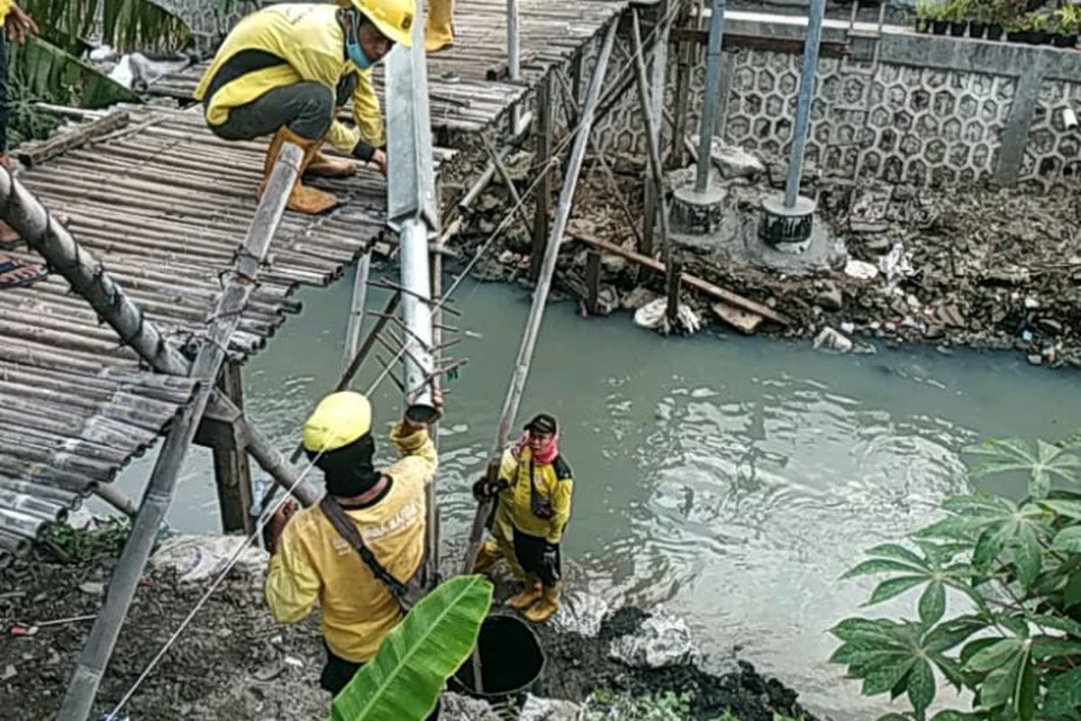 Pemerintah kota Jakarta Barat mulai memperbaiki sebuah jembatan reot di Jalan Swadaya  menyambungkan Kampung Rawa Barat dan Kampung Rawa Timur, Kelurahan Kebon Jeruk, Kecamatan Kebon Jeruk, Jakarta Barat sejak Sabtu (12/6/2021).