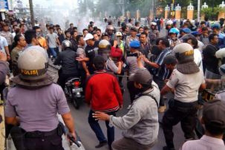 Mahasiswa terlibat bentrok dengan aparat kepolisian di Yogyakarta, Kamis (27/11/2014).