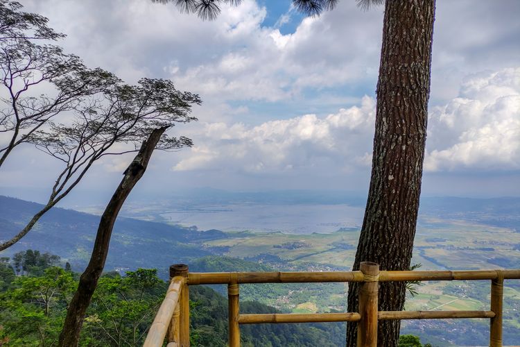 Rawa Pening dari Gunung Gajah Telomoyo.