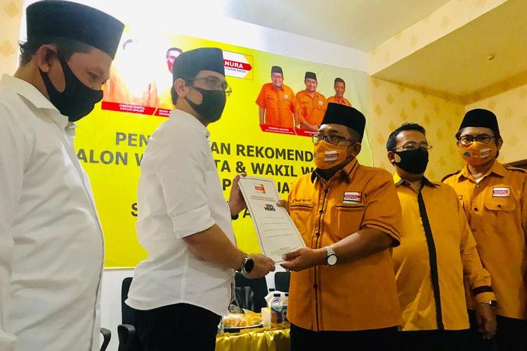 Petahana Kota Pasuruan Raharto Teno Prasetyo (tengah) menerima surat rekomendasi dari Partai Hanura di kantor DPD Partai Hanura Jatim, Senin (10/8/2020).