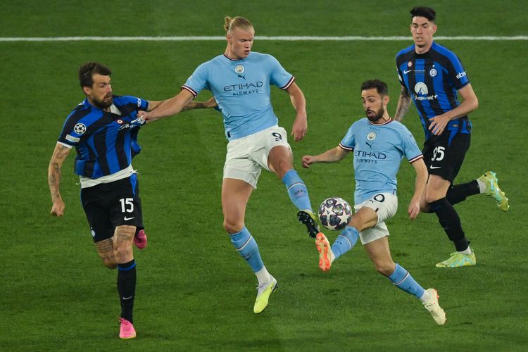 Bek Inter Milan Francesco Acerbi (15) menjaga striker Manchester City (9) Erling Haaland dan gelandang Manchester City Bernardo Silva pada final Liga Champions antara Inter Milan vs Manchester City di Stadion Olimpiade Ataturk di Istanbul pada Minggu (11/6/2023) dini hari WIB.