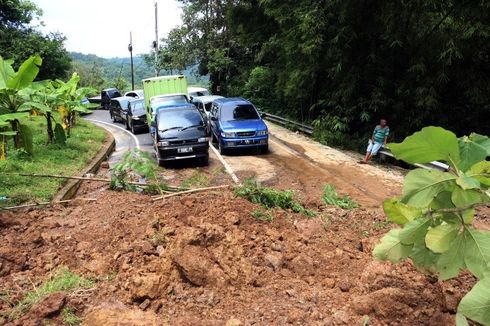 8 Titik Longsor Tutup Jalan Kuningan-Cikijing, 24 Kendaraan Terjebak