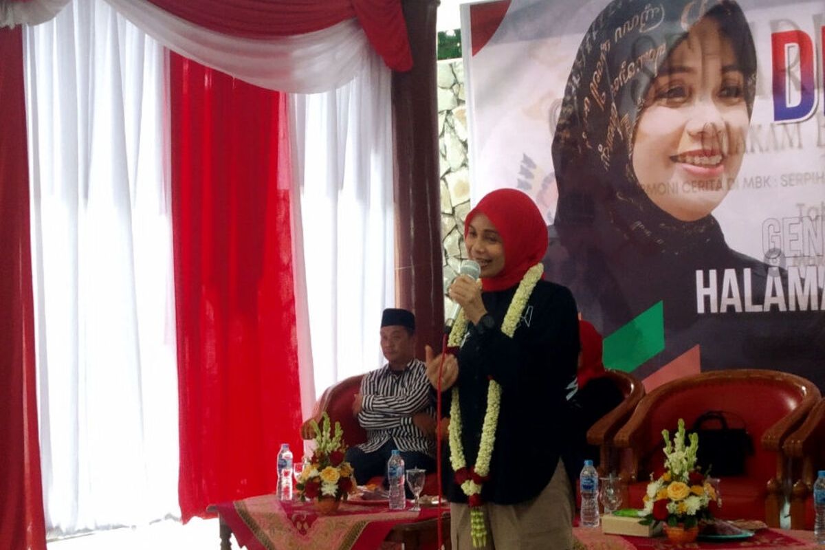 Siti Atikoh Suprianti, istri Capres Ganjar Pranowo, berdialog dengan warga di pelataran Makam Presiden Soekarno, Kota Blitar, Jumat (26/1/2024).