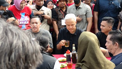 Lagi Sarapan Nasi Uduk di Bekasi, Ganjar Dikerubungi Masyarakat hingga Diteriaki "Presiden"