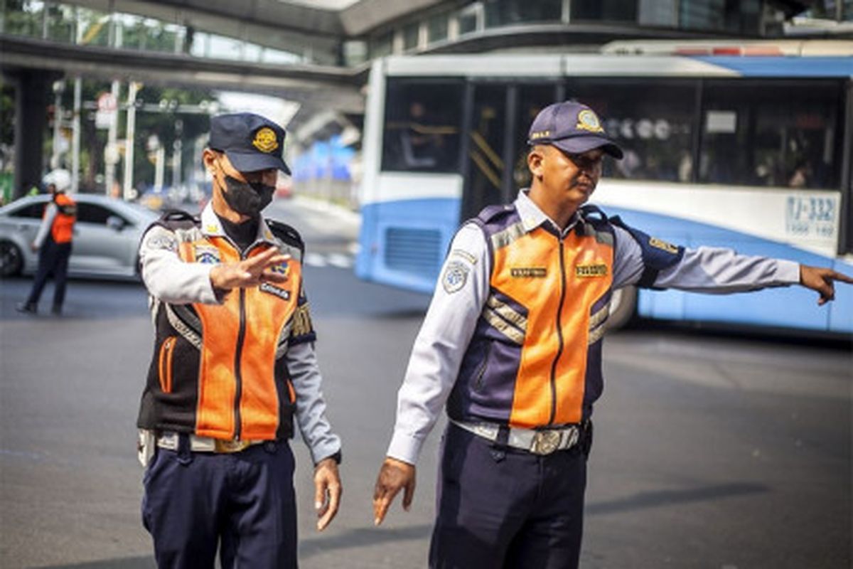 Ilustrasi petugas Dishub mengatur rekayasa lalu lintas di Jakarta