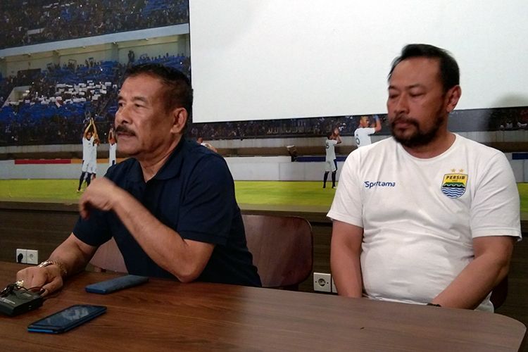 Manajer Persib, Umuh Muchtar (kiri), bersama General Coordinator Panpel Persib, Budi Bram Rachman (kanan). 