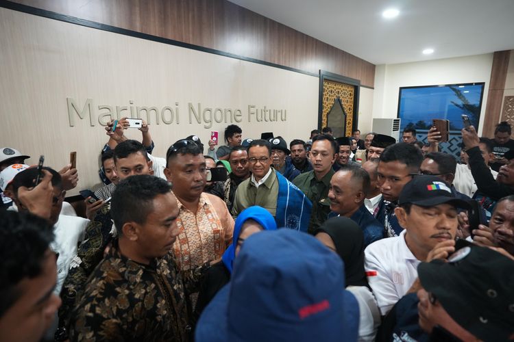 Capres nomor urut 1, Anies Baswedan saat tiba di Ternate, Maluku Utara, Jumat (26/1/2024) pagi untuk persiapan kampanye akbar.